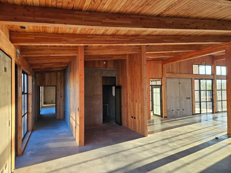 Circulación interior con estructura de madera a la vista