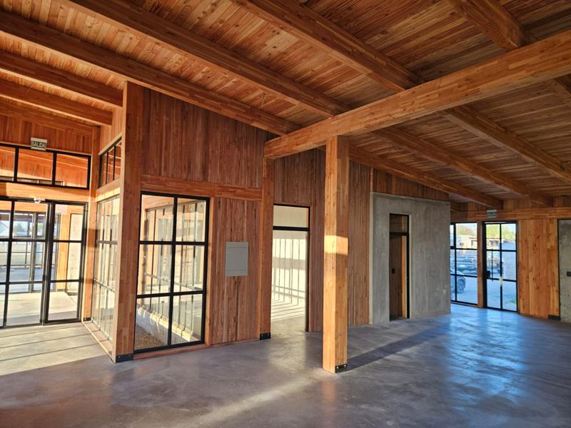 Espacio de trabajo con vigas de madera y núcleo de hormigón